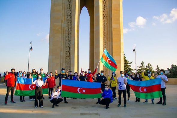 Könüllülər Bayraq Günü münasibətilə Ulu Öndərin məzarını və Şəhidlər Xiyabanını ziyarət ediblər - FOTO