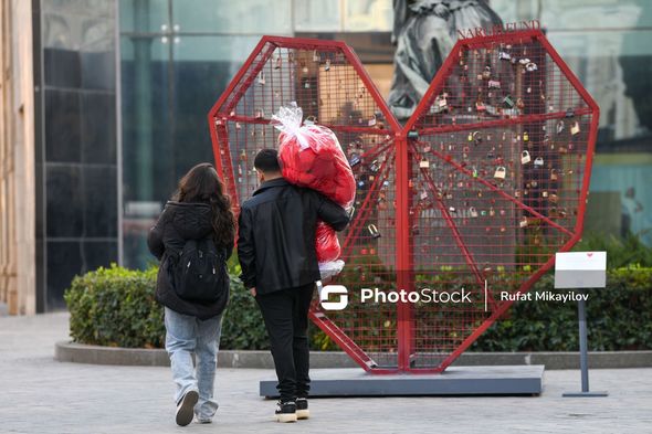 Paytaxtda Sevgililər Günü ab-havası - FOTOREPORTAJ