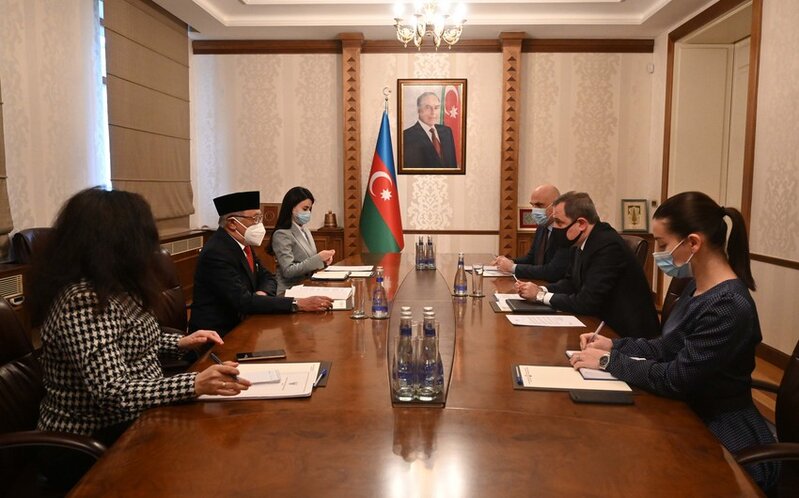 Ceyhun Bayramov İndoneziyanın yeni səfirinin etimadnaməsinin surətini qəbul edib