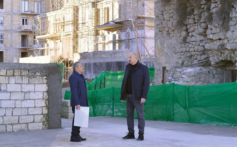 Prezident Şuşada ilk yaşayış kompleksində aparılan tikinti işləri ilə tanış olub