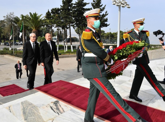Prezident Əlcəzairdə Şəhidlər abidəsini və Milli Mücahidlər Muzeyini ziyarət etdi - YENİLƏNİB / FOTOLAR