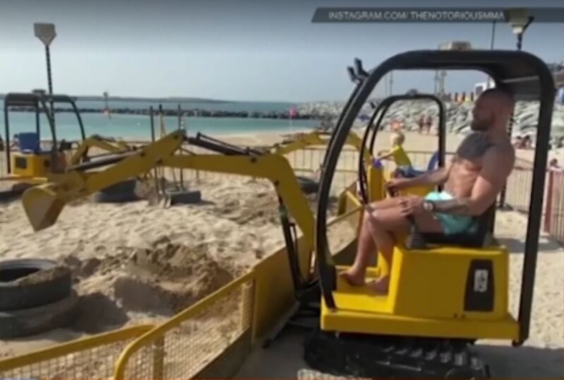 Makqreqor özünü ekskavator sürücüsü kimi sınadı - VİDEO