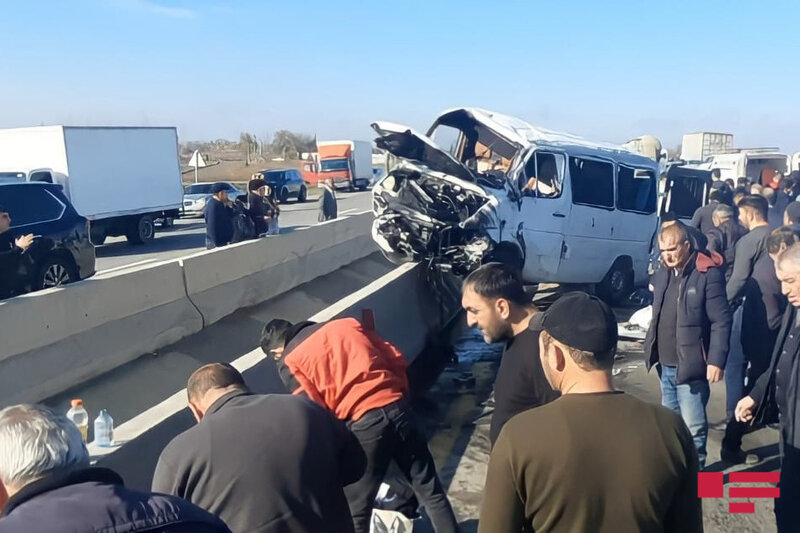 Mikroavtobus beton lövhəyə çırpıldı - 10 nəfər xəsarət aldı - FOTO