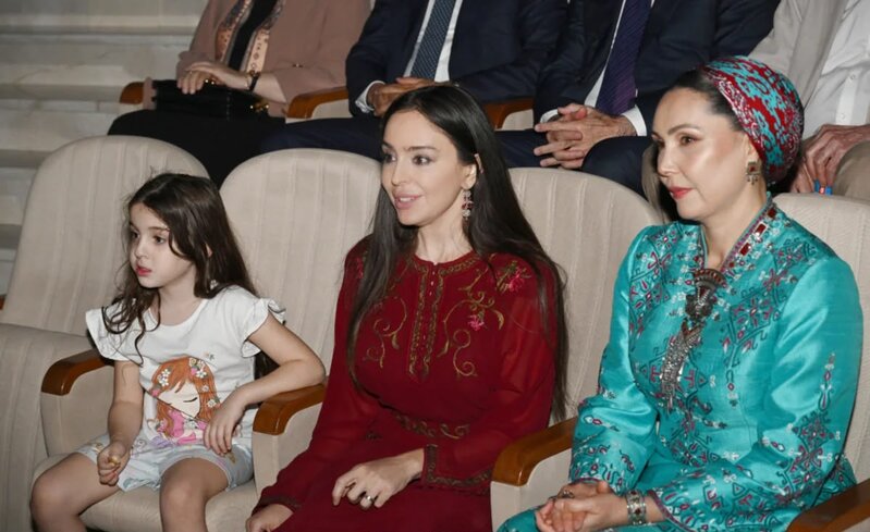Leyla Əliyeva Arkadağ şəhərində əfsanəvi 'Galkynyş' milli atüstü oyunlar qrupunun çıxışını izləyib