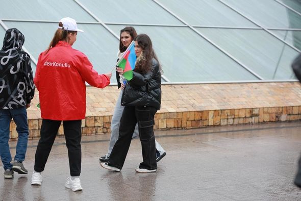 Zəfər Günü və Bayraq Günü münasibətilə paytaxt sakinlərinə bayraqlar paylanıldı - FOTO
