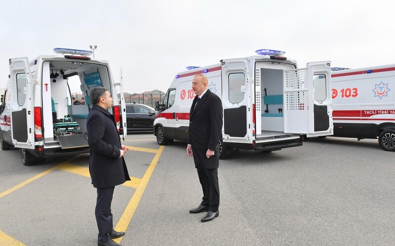 Prezident yeni alınmış müasir təcili tibbi yardım avtomobilləri ilə tanış olub - FOTO