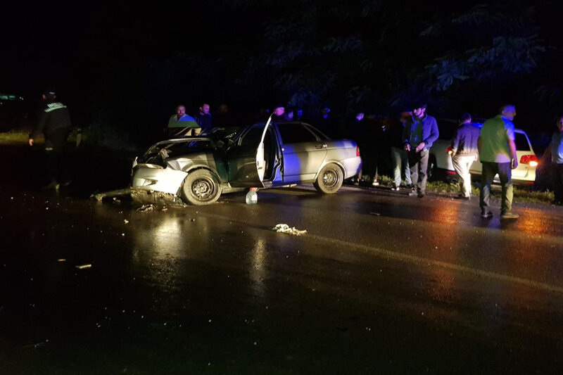 Göyçayda iki avtomobil toqquşdu, xəsarət alanlar var - FOTO