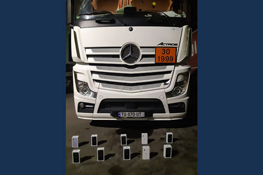 "İphone 11"ləri yağ qutularında keçirmək istədi, tutuldu - FOTO