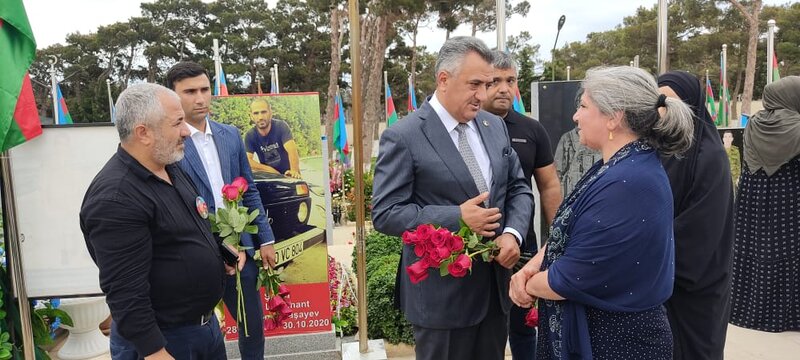 Abdin Fərzəliyev şəhidlərin məzarını ziyarət etdi