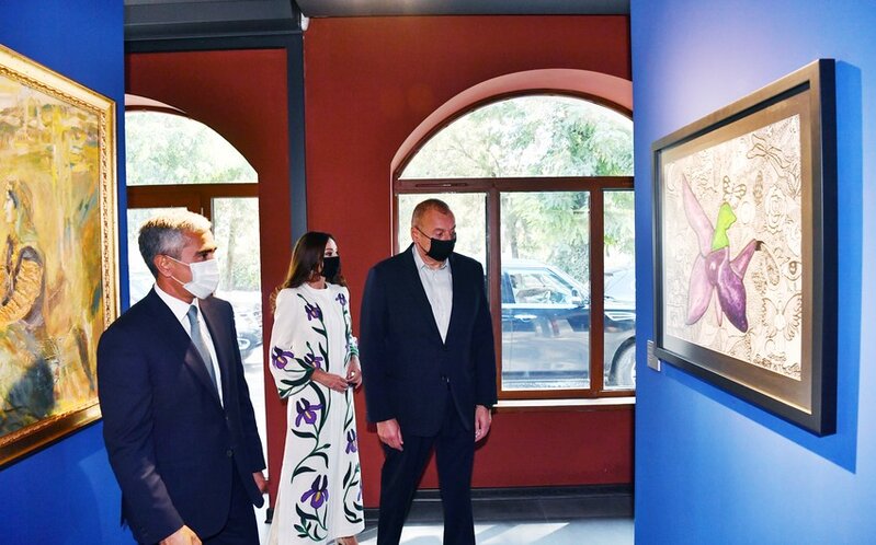 Prezident və xanımı Heydər Əliyev Fondu tərəfindən Şuşada təşkil edilən sərgilərlə tanış olublar