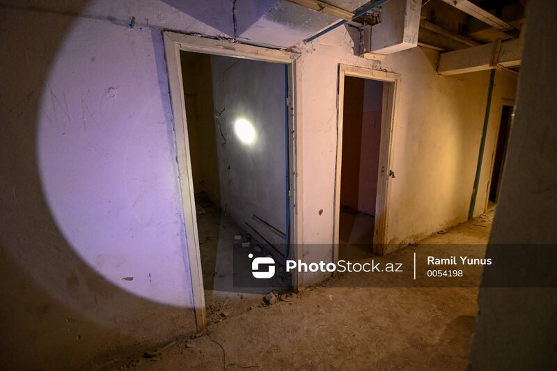 Bakının mərkəzində müəmmalı bunker: Labirint, izolyasiya olunmuş otaq, qırmızı oxlar - REPORTAJ + FOTO