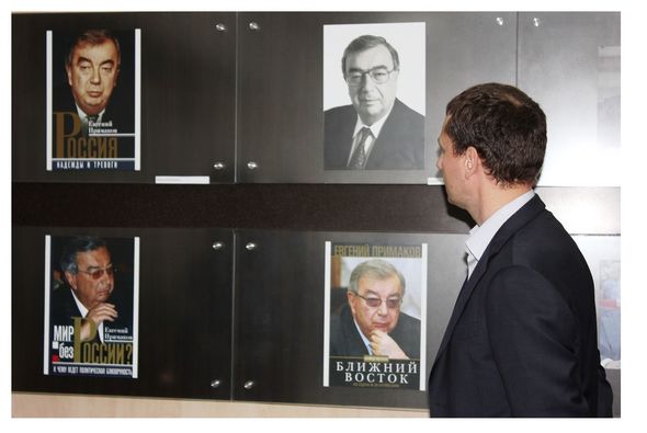 Primakovla bağlı sərgi hiddət doğurdu - Bakı Slavyan Universiteti də ona "qucaq açıb