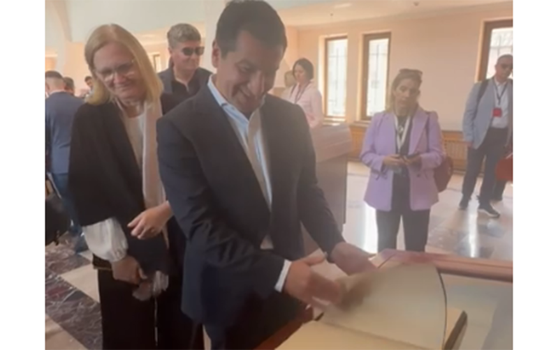 Hikmət Hacıyev həmin kitabı vərəqləyərək erməni saxtakarlığını ifşa etdi