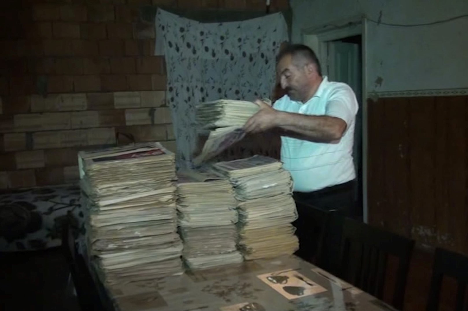 Qax sakininin maraqlı kolleksiyası: 26 ilə on min qəzet... - VİDEO