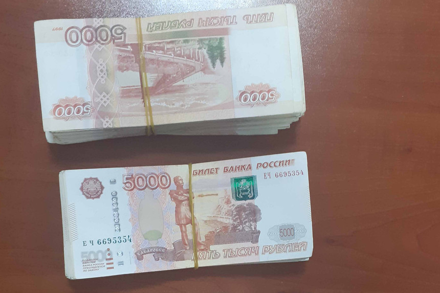 Gömrük külli miqdarda xarici valyuta tutdu