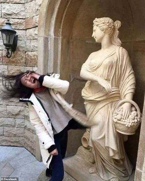 İndi də heykəllər "müqavimət göstərir" – FOTO