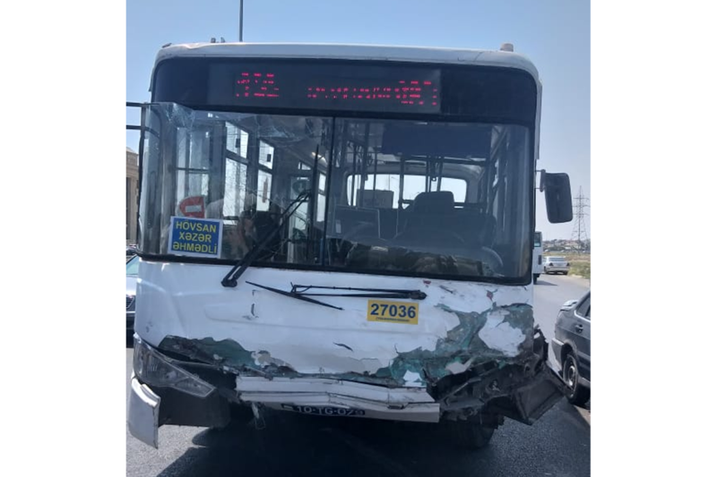 Hövsanda sərnişin avtobusu minik maşını ilə toqquşdu