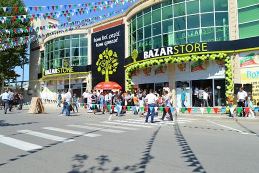 "Bazarstore"da bədbəxt hadisə - Gənc qız liftin şaxtasına düşdü