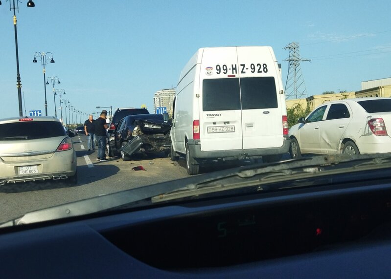 Sumqayıtda zəncirvari qəza oldu, 5 avtomobilə ziyan dəydi