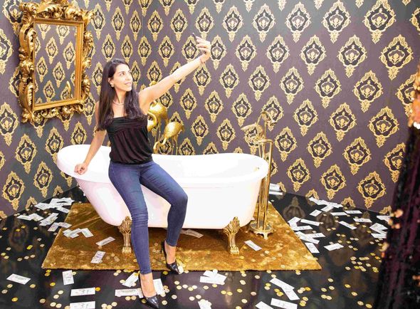 Dünyada ilk selfi muzeyi Dubayda açıldı – FOTO