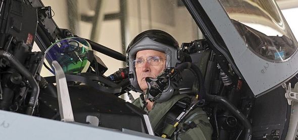 NATO baş katibi qırıcı təyyarədə ikinci pilot oldu - FOTO