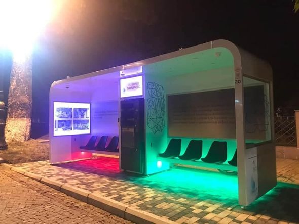 Azərbaycanda ilk dəfə pulsuz Wi-Fi və mini-barı olan dayanacaq quraşdırılıb - FOTO
