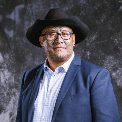 Aborigen deputat qalstuk taxmadığı üçün Parlamentdən qovuldu - FOTO/VİDEO