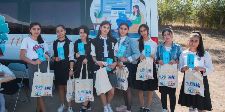 Beynəlxalq Qızlar Gününə həsr olunmuş maarifləndirmə kampaniyası başa çatdı - FOTOLAR