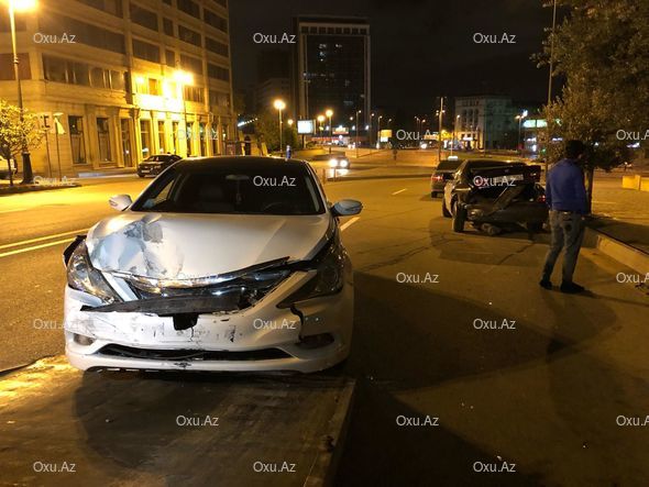 Yüksək sürətlə gələn avtomobil "Statistika" dairəsində qəza törətdi – FOTO/VİDEO