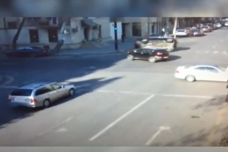 Bakıda işıqforun qırmızı işığına məhəl qoymayan sürücü ağır qəzaya səbəb oldu - ANBAAN VİDEO
