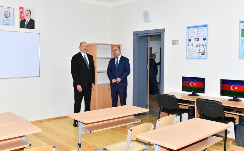 İlham Əliyev 11 nömrəli tam orta məktəbin yeni binasının açılışında - FOTOLAR