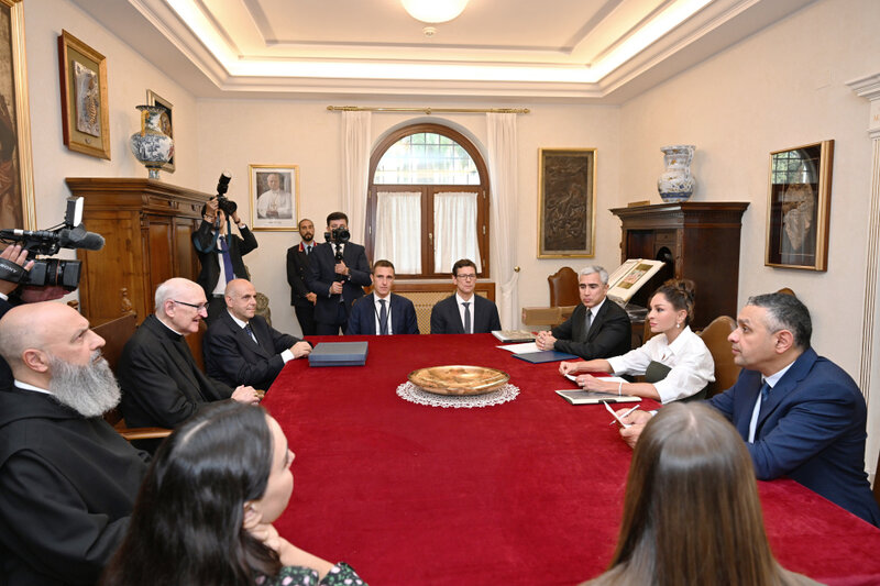 Birinci vitse-prezident Müqəddəs Pavel Bazilikasının baş keşişi ilə görüşüb - FOTOLAR