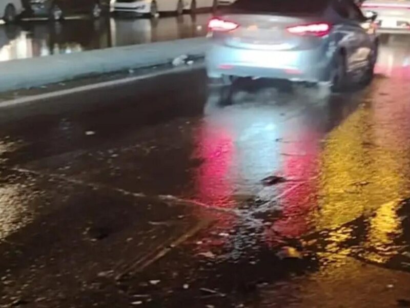 Bakıda kanalizasiya xəttində qəza - Çirkab su yola axır - FOTO