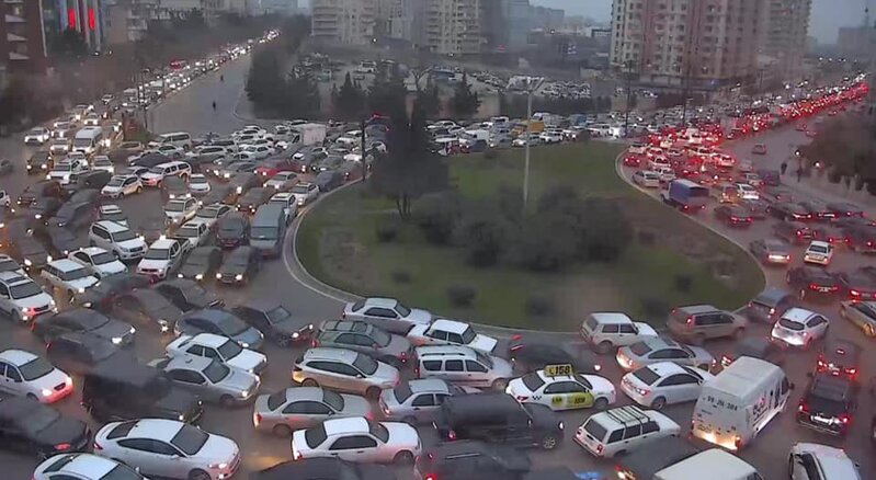 Bakının mərkəzi küçələrində sıxlıq yaranıb - FOTO/VİDEO