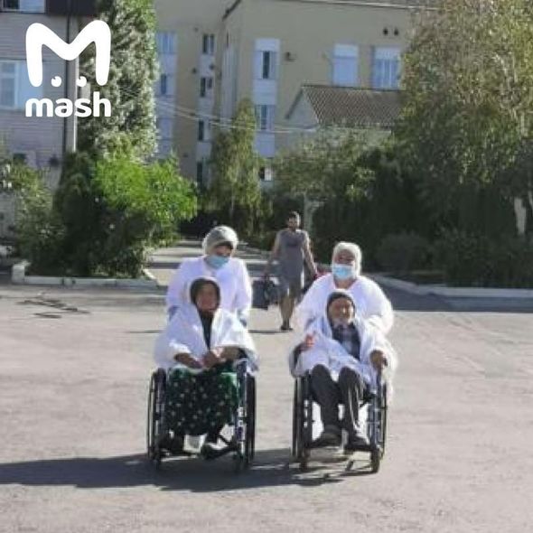 COVID-19-a görə ayrı düşən baba və nənənin romantik görüşləri - FOTO