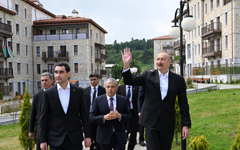 Prezidentlər Şuşada inşa edilmiş birinci yaşayış kompleksində - Fotolar