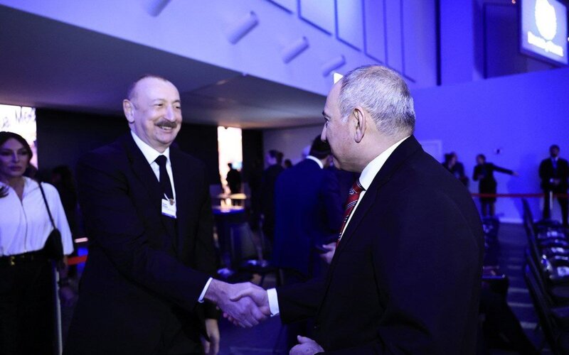 İlham Əliyevlə Paşinyan ayaqüstü söhbət etdilər