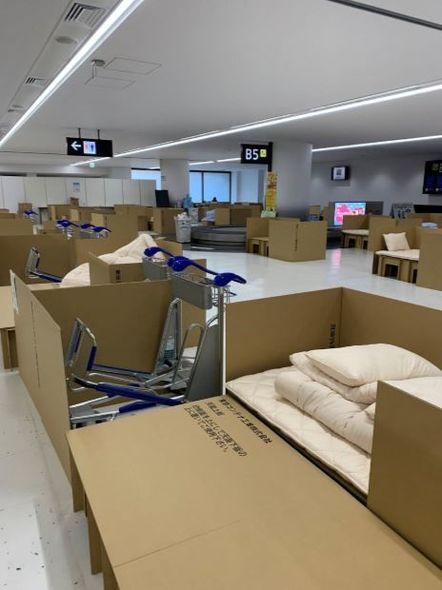 Yaponiyada aeroport "kartondan hotel"ə çevrildi - FOTO