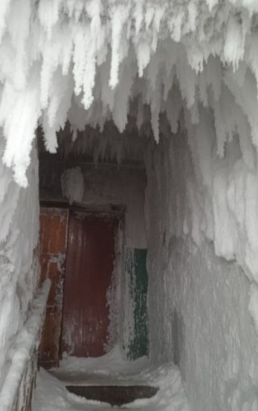 Yaşayış binasının girişi buzlu mağaraya çevrildi - FOTO