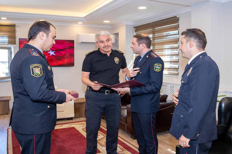 Nazir bayrağımıza ehtiram göstərən türk polisi TƏLTİF ETDİ