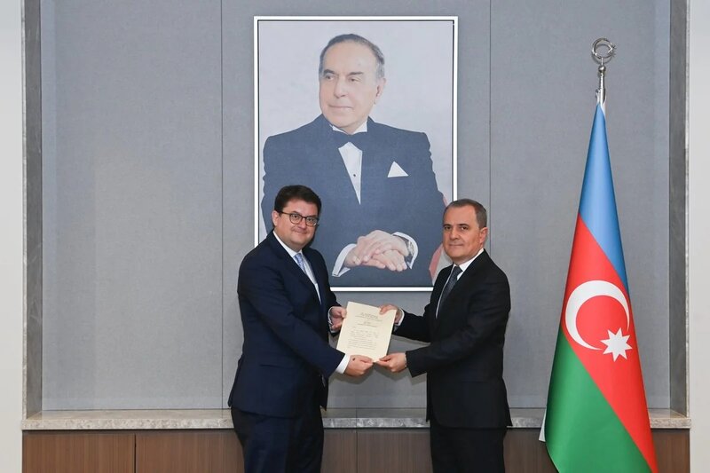 Avstriyanın yeni səfiri etimadnaməsinin surətini Ceyhun Bayramova təqdim edib