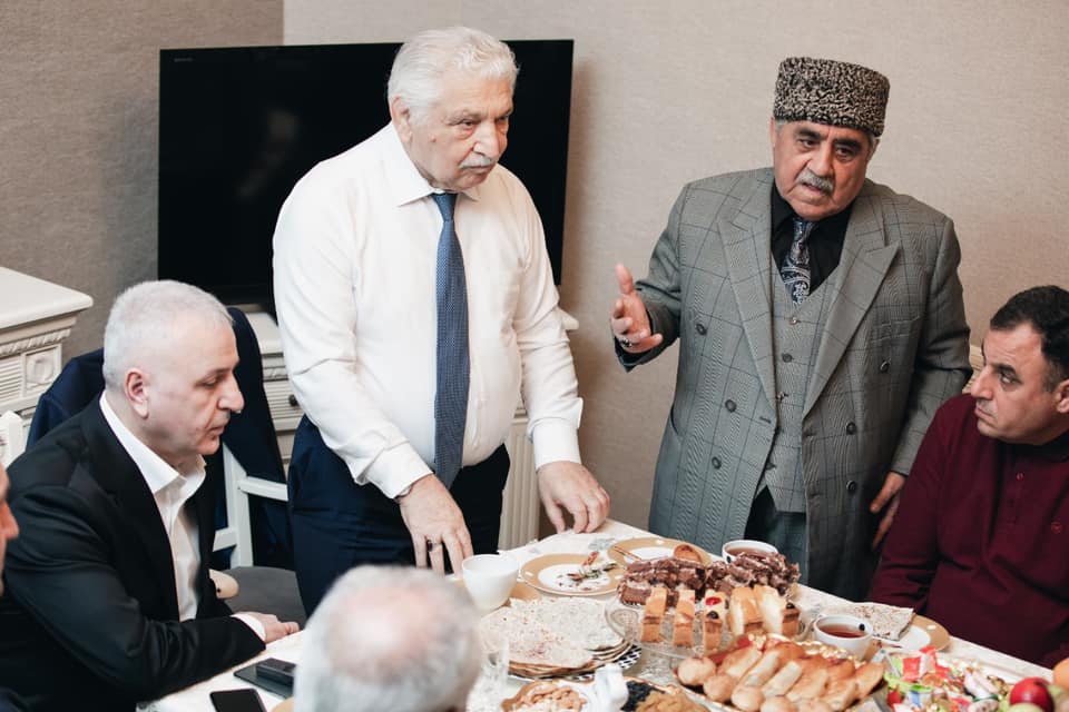 Ülvi Quliyev Yasamal rayon Ağsaqqallar Şurasının sədrini evində ziyarət edib - FOTO 