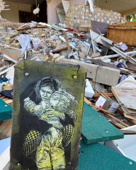Ukraynadakı müharibənin həqiqətlərini fırçaları ilə divarlara həkk etdilər - FOTO