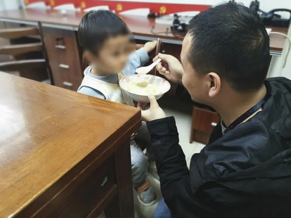 Oğlunu satdı, əldə etdiyi pulla səyahətə çıxdı - FOTO