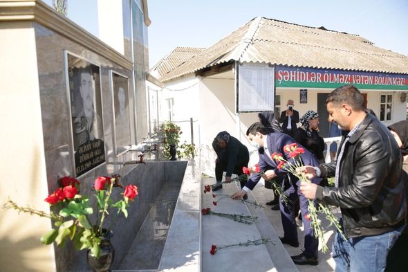 Xaçmazın İcra başçısı Aşağıoba və Aslanoba kəndlərində şəhidlərin məzarını ziyarət edib - FOTO