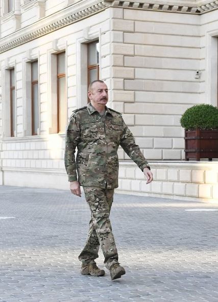 Prezident Müdafiə Nazirliyinin Mərkəzi Komanda Məntəqəsində operativ müşavirə keçirib - FOTO/VİDEO + YENİLƏNİB