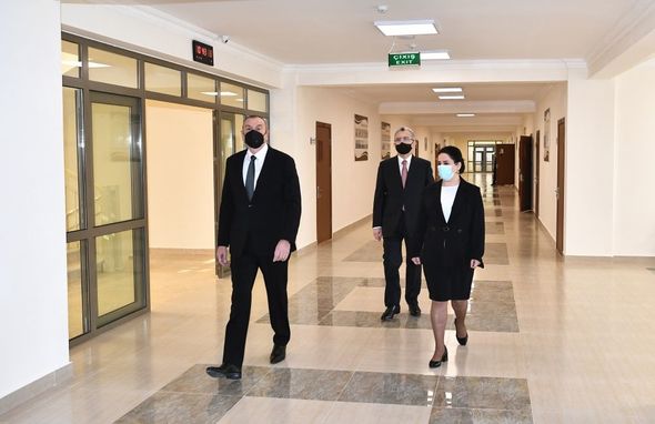 İlham Əliyev Bakıda yenidən tikilən məktəblərdə yaradılan şəraitlə tanış olub - FOTO/VİDEO