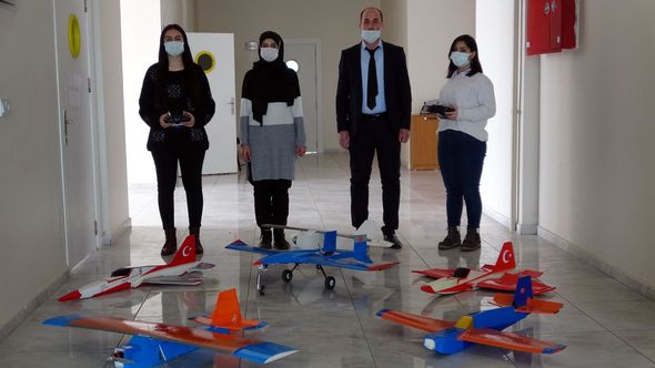 Türkiyəli şagirdlər pilotsuz təyyarə modeli hazırladılar - FOTO