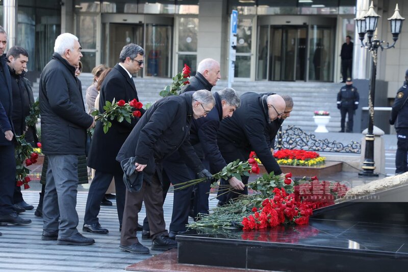 Dövlət və hökumət rəsmiləri Xocalı soyqırımı abidəsini ziyarət ediblər