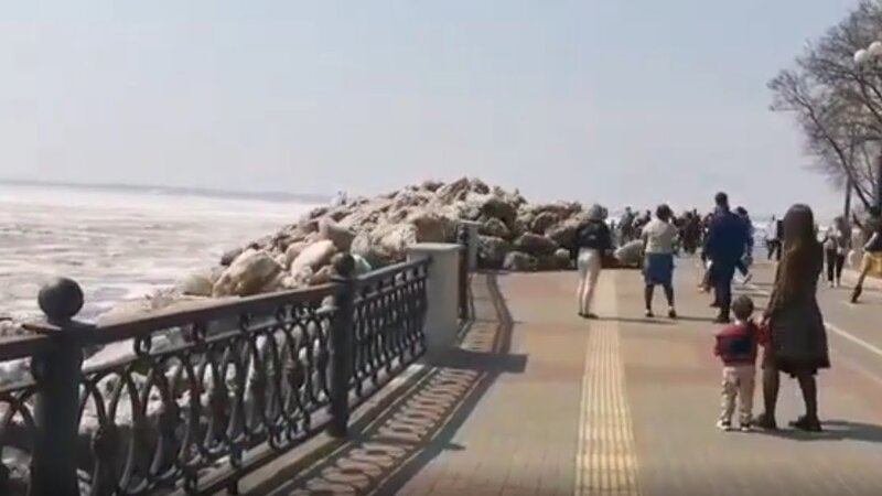 Rusiyada buz axını sahilə "hücum çəkdi" - VİDEO